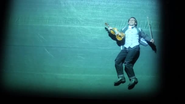 Violinista bugie e dorme al Taper show — Video Stock