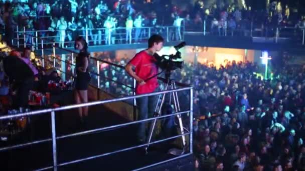 Videógrafo dispara concierto en discoteca — Vídeo de stock