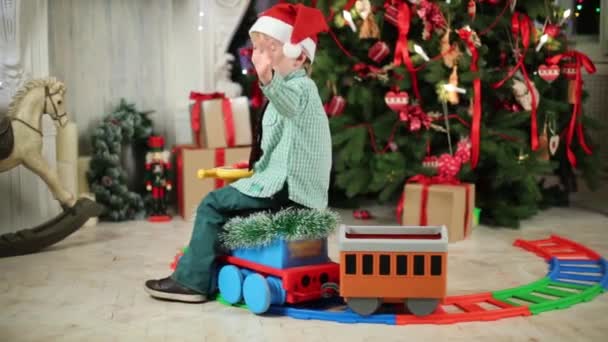 Niño pequeño con gorra de Santa — Vídeos de Stock