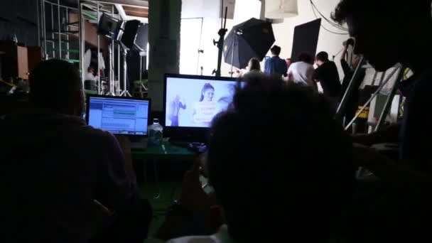 Crew look at monitor and girl — Stock Video