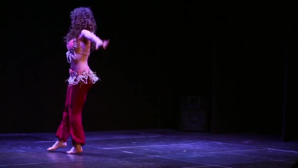 Young curly-haired woman dances — Stock Video