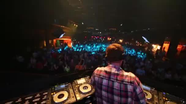 Rücken von DJ und Leute tanzen — Stockvideo