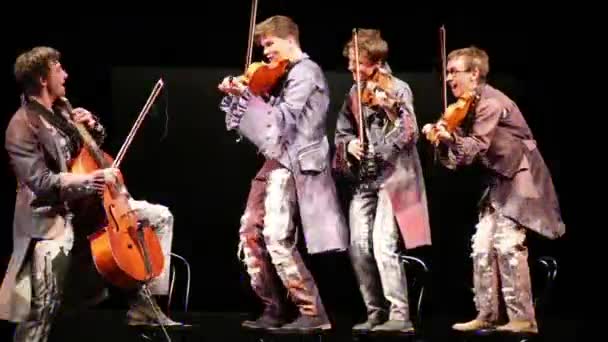 Cuarteto de violinistas toca música — Vídeo de stock