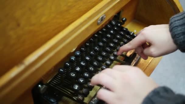 Tapez mains sur le clavier de rareté  