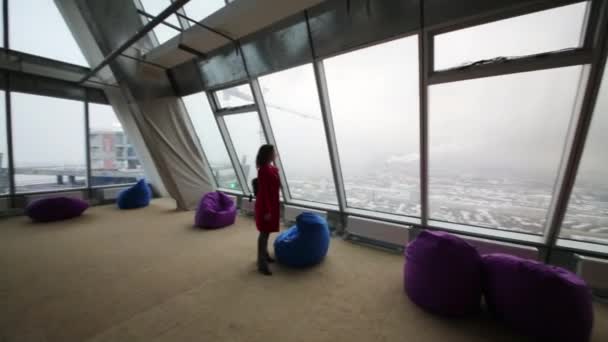 Femme dans la terrasse d'observation intérieure — Video