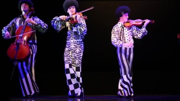 Violinister kvartetten i kostymer spela musik — Stockvideo