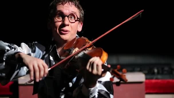 Violinista toca música — Vídeo de stock