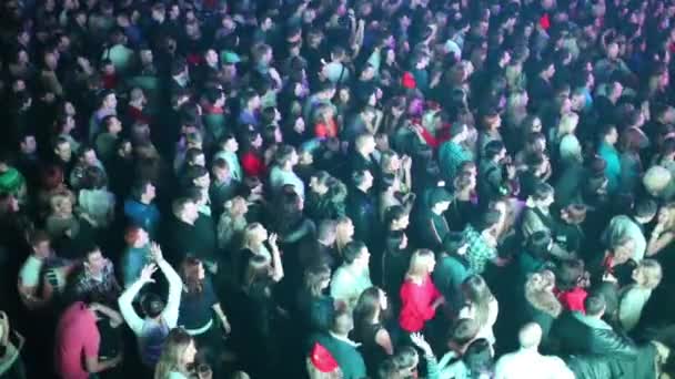 Viewers at concert in night club — Stock Video