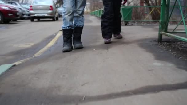 Nohy v černých botách dvou dětí — Stock video