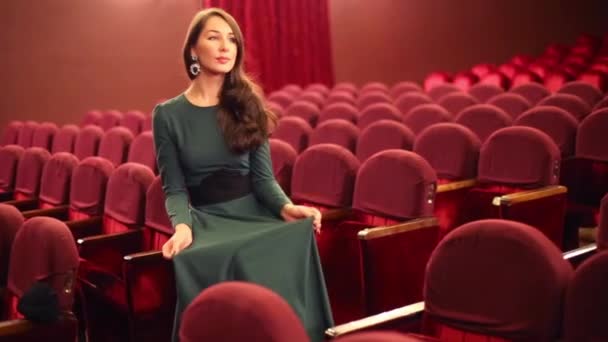 Hermosa mujer en vestido en el teatro — Vídeo de stock