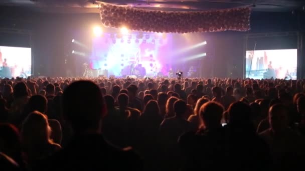 As pessoas olham para a cena do clube noturno — Vídeo de Stock