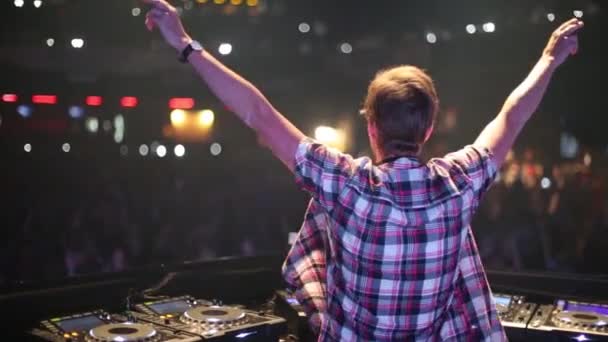 Dos de DJ levant la main — Video