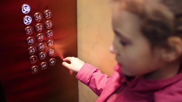 Liten flicka trycker knappen i hissen — Stockvideo