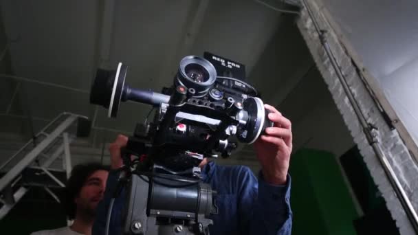 Camarógrafo en la filmación de vídeo clip — Vídeo de stock