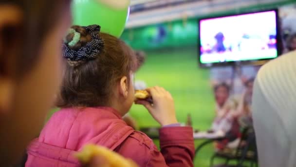 Chica y mujer mirando fútbol en la televisión — Vídeo de stock