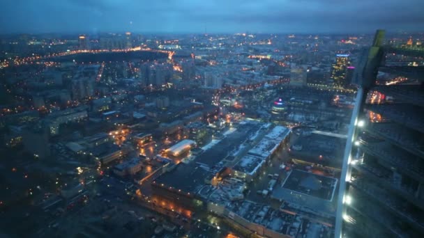 Edificio in costruzione nella città serale — Video Stock