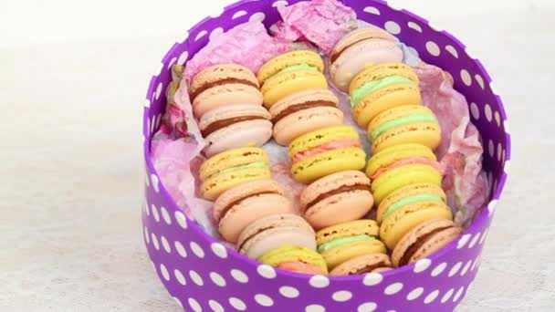 Biscotti colorati con crema in scatola . — Video Stock