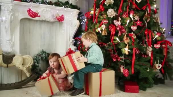 Niños felices juegan con cajas de regalo — Vídeos de Stock