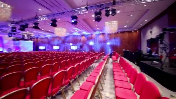 Righe di sedie rosse in sala conferenze — Video Stock