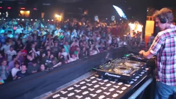 DJ tritt auf und die Menge tanzt — Stockvideo