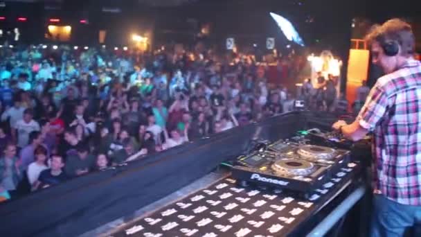 DJ realiza y baile de multitud — Vídeo de stock