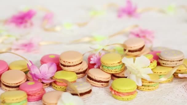 Красочные печенье со сливками на столе — стоковое видео