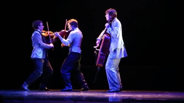 Les violonistes jouent au Taper Show — Video