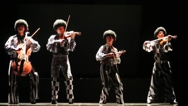 Quartetto di violinisti in costume suonare musica — Video Stock