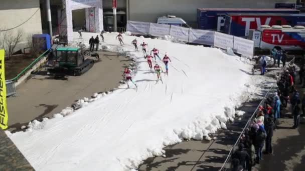 Лижників на трасі, в гонці лижників чемпіонів — стокове відео