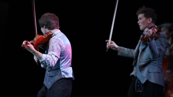 Violinists actors at Taper show — Stock Video