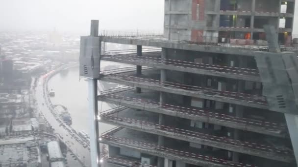 Top view of skyscraper under construction — Stock Video