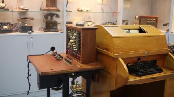 Teléfonos antiguos en Museo del teléfono — Vídeo de stock