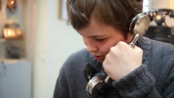 Αγόρι σε γκρι συνομιλίες στο παλιό τηλέφωνο — Αρχείο Βίντεο
