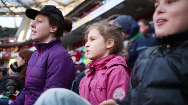 Madre e hijos miran partido de fútbol — Vídeos de Stock
