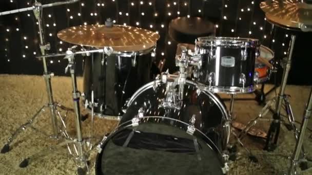 Conjunto de tambores de pie en escena en el estudio — Vídeos de Stock