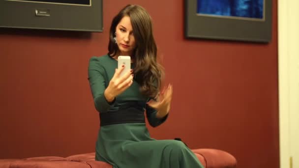 Mulher bonita em vestido verde — Vídeo de Stock