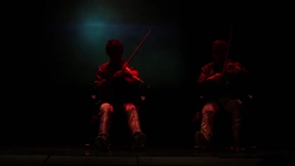 Dva moderní houslisté hrají hudbu — Stock video