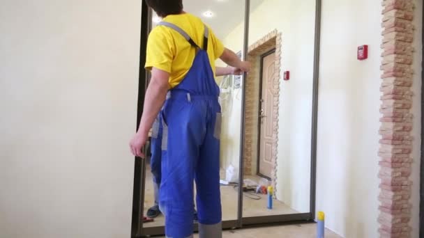 Trabalhador examina qualidade do guarda-roupa — Vídeo de Stock