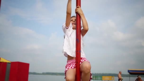 小さな女の子が遊び場で楽しい時を過す — ストック動画