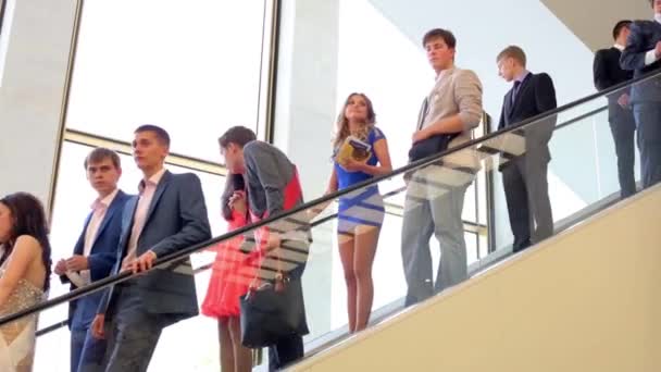 Les diplômés descendent sur escalator à Graduate-2013 . — Video