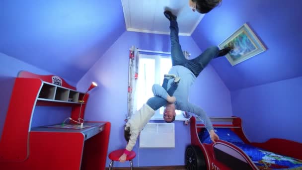 Père avec fille dans une maison inversée — Video