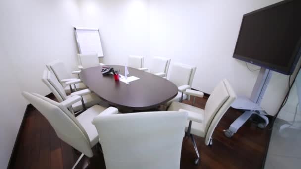 Pequena sala de reuniões com mesa e cadeiras — Vídeo de Stock