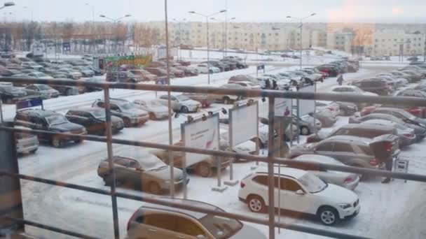 Aparcamiento cerca de Ikea en Samara — Vídeo de stock