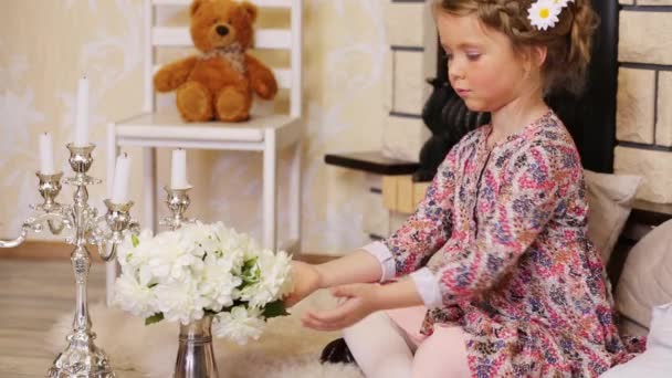 Маленькая девочка касается цветов — стоковое видео
