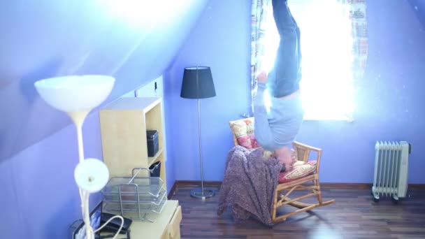 Man springt in omgekeerde huis — Stockvideo