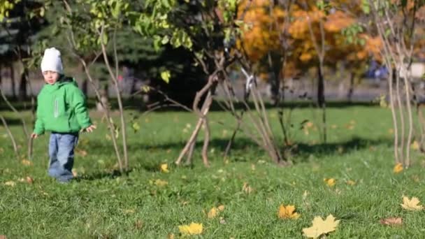 Petite fille et garçon courir et sauter — Video