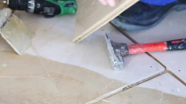 Мужчина расчесывает доску напольного покрытия — стоковое видео