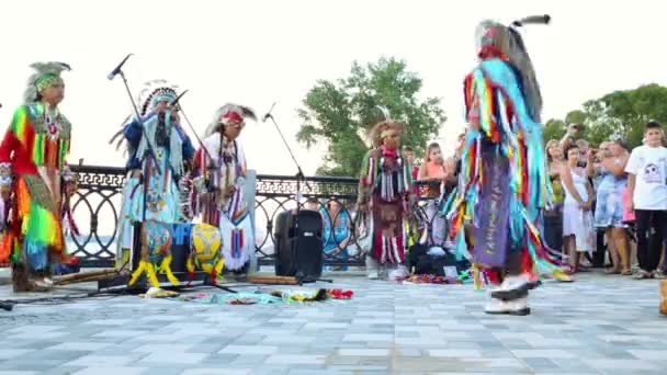 Люди в корінних американських костюмах танці — стокове відео