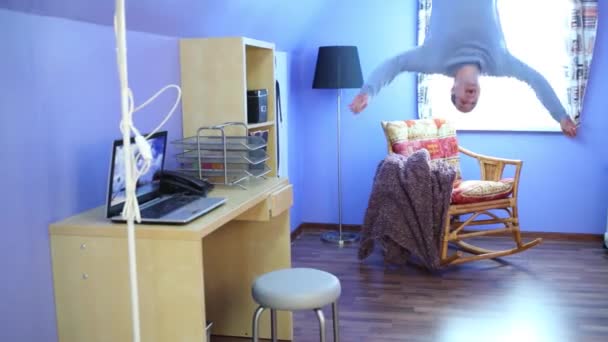 Man in spijkerbroek springt in omgekeerde huis — Stockvideo
