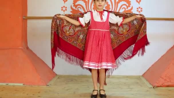 Leende flicka i folk kostym danser — Stockvideo